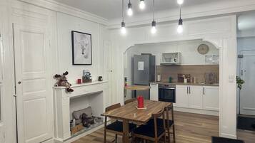 Een koelkast, een microgolfoven, een oven, een kookplaat