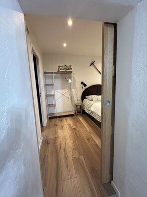 1 habitación, tabla de planchar con plancha, wifi gratis y ropa de cama 