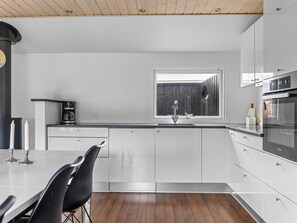 Kjøleskap, mikrobølgeovn, ovn og oppvaskmaskin