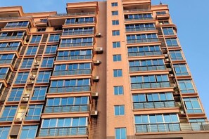 A high-rise building with multiple floors, large windows, and air conditioning units. - Jinjiang Star Hotel (Quanzhou Jinjiang Railway Station) (Jinjiang)