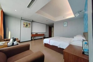 A hotel room with a bed, a desk, a chair, and a small table with a kettle and cups. - Jinjiang Star Hotel (Quanzhou Jinjiang Railway Station) (Jinjiang)