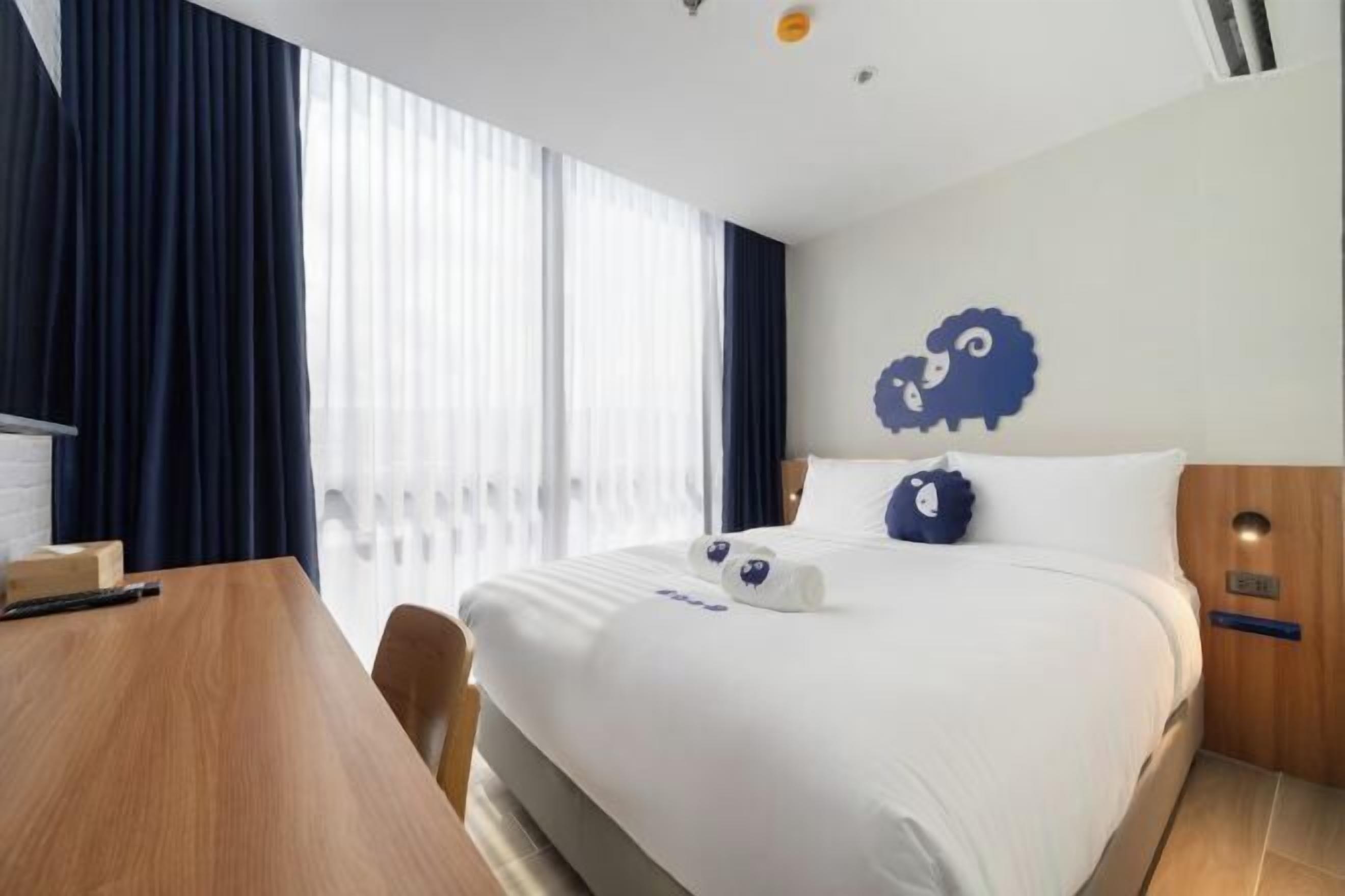 In-room safe, desk, free WiFi