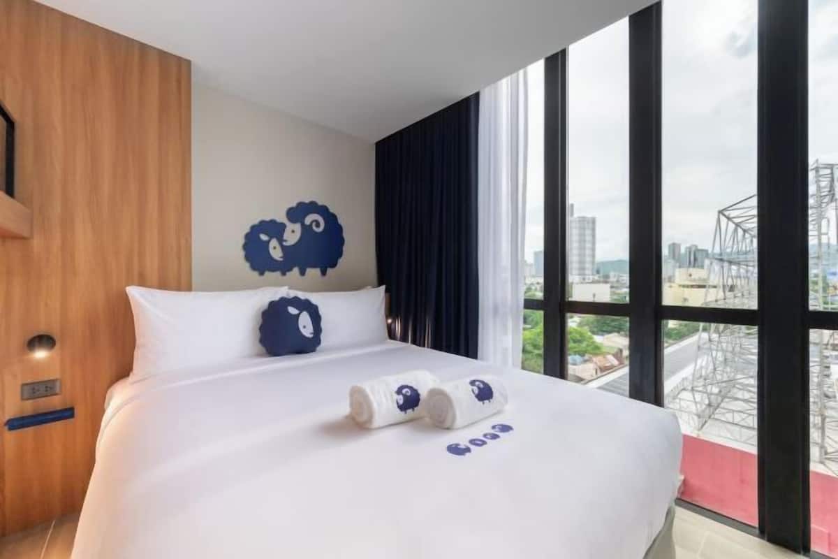 Free minibar, in-room safe, desk, free WiFi