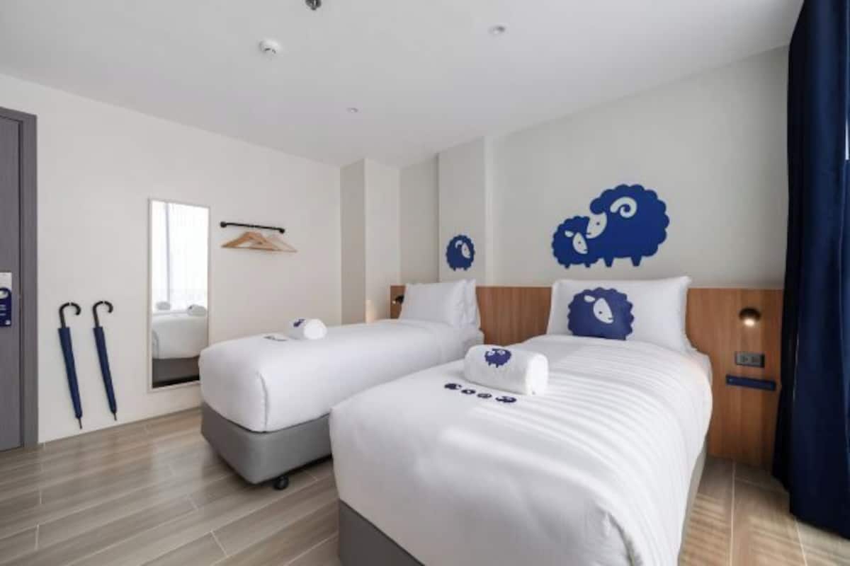 In-room safe, desk, free WiFi