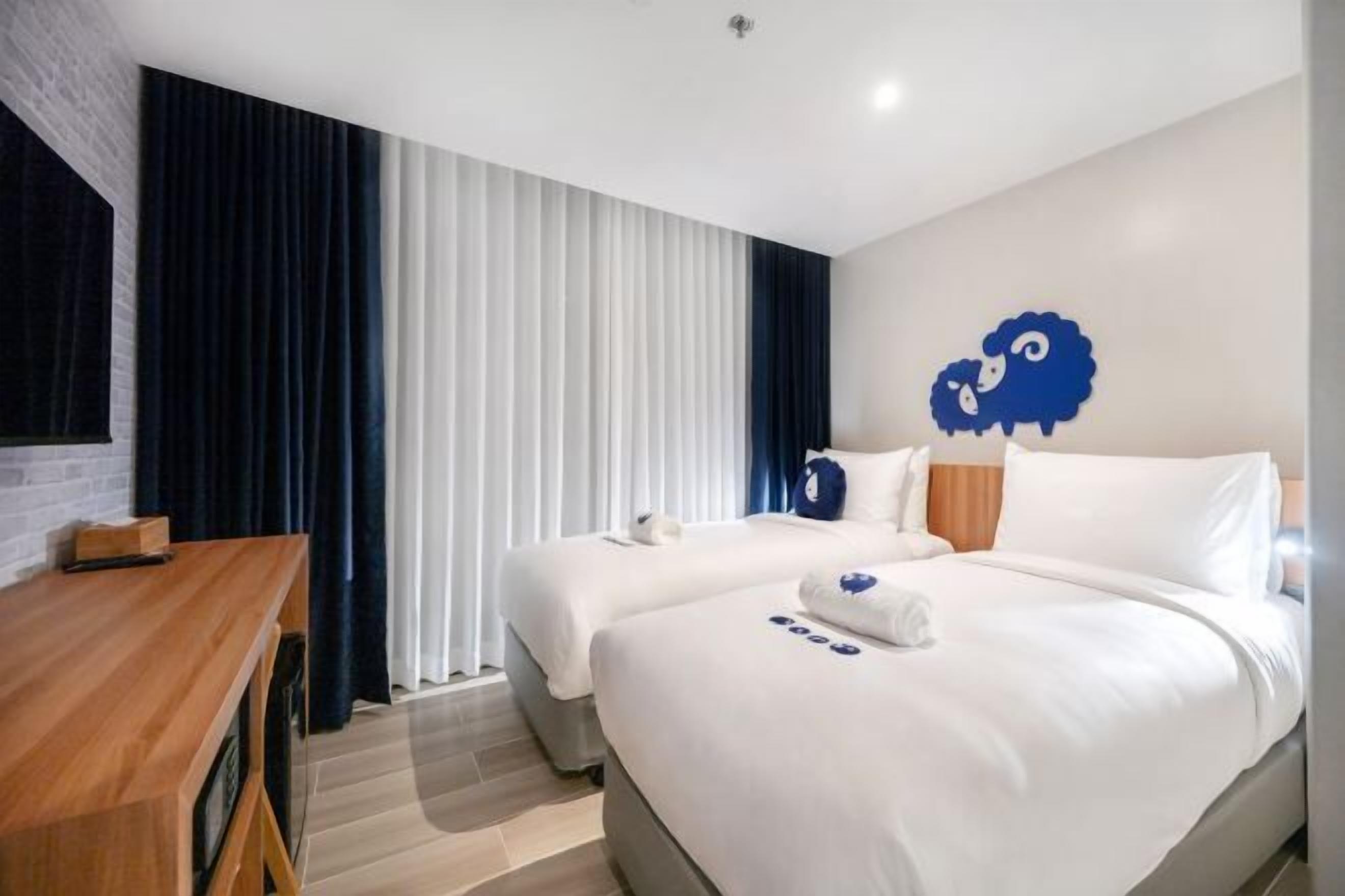 Free minibar, in-room safe, desk, free WiFi