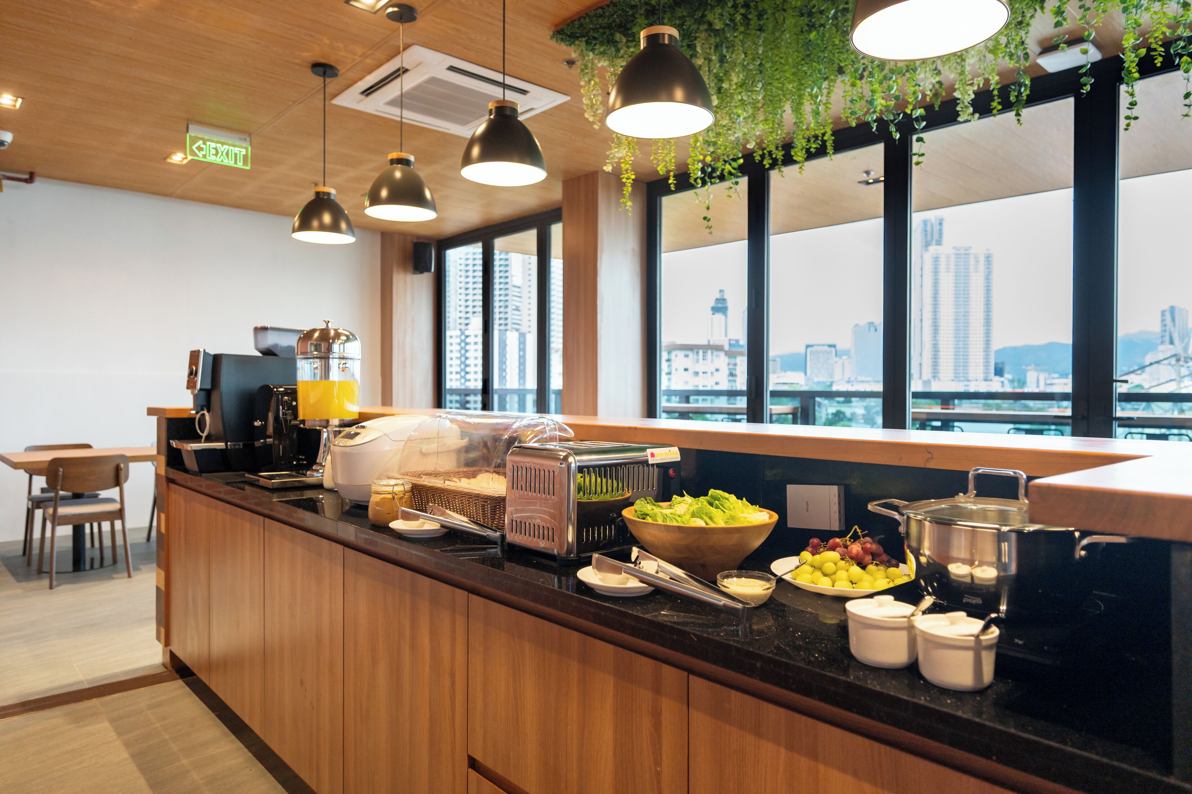 Daily cooked-to-order breakfast (PHP 300 per person)