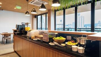 Daily cooked-to-order breakfast (PHP 550 per person)