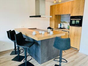 Kühlschrank, Mikrowelle, Ofen, Herdplatte