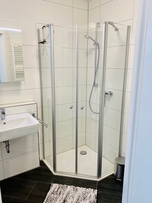 Shower - Apartment 'Mühlentrift 32, 6' with Balcony and Wi-Fi (Cuxhaven)