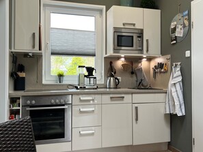 Fridge, microwave, oven, stovetop - Holiday Home 'Kleine Ruge' with Private Terrace, Private Garden and Wi-Fi (Cuxhaven)