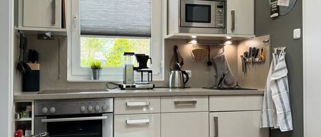 冷蔵庫、電子レンジ、オーブン、コンロ