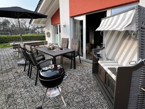 Outdoor dining - Holiday Home 'Kleine Ruge' with Private Terrace, Private Garden and Wi-Fi (Cuxhaven)