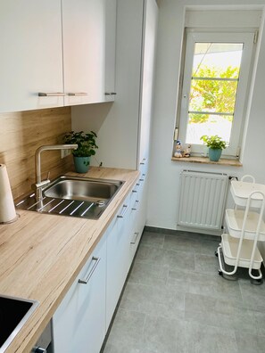 Frigorifero, microonde, forno, piano cottura