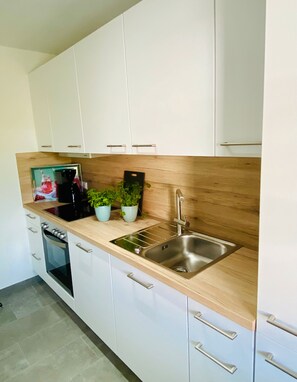 Frigorifero, microonde, forno, piano cottura