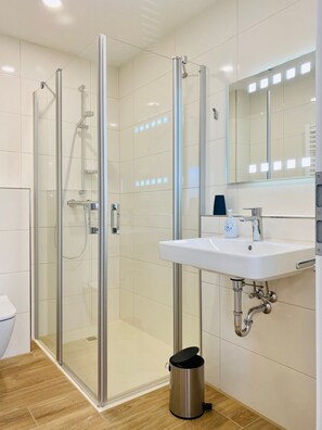 Shower - Apartment 'Duhner Allee 10, Litfaß 11' with Sea View, Balcony and Wi-Fi (Cuxhaven)
