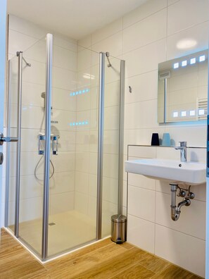 Shower - Apartment 'Duhner Allee 10, Litfaß 11' with Sea View, Balcony and Wi-Fi (Cuxhaven)