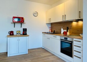 Een koelkast, een microgolfoven, een oven, een kookplaat