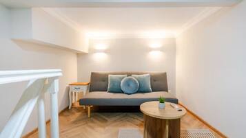 Familie appartement | Woonruimte | Een 43-inch ledtelevisie met kabelzenders