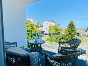 Outdoor dining - Apartment 'Möwenblick' with Sea View, Balcony and Wi-Fi (Cuxhaven)