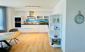 Kühlschrank, Mikrowelle, Ofen, Herdplatte
