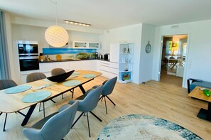 Dining - Apartment 'Möwenblick' with Sea View, Balcony and Wi-Fi (Cuxhaven)