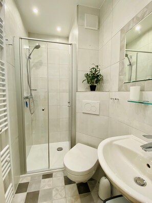Shower, towels - Studio '307 Im Lord Nelson' with Sea View, Balcony and Wi-Fi (Cuxhaven)