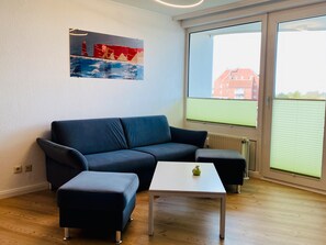 TV - Studio '307 Im Lord Nelson' with Sea View, Balcony and Wi-Fi (Cuxhaven)