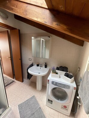 Shower, hair dryer, bidet, towels - Attic Ancient Milan (San Giuliano Milanese)