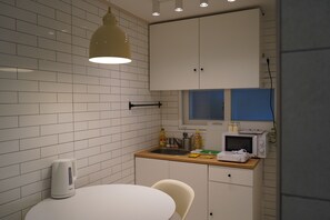 Private kitchen - A cozy house just a 1minute walk form Yeomchang Station! 2 rooms and 3 beds (Seoul)