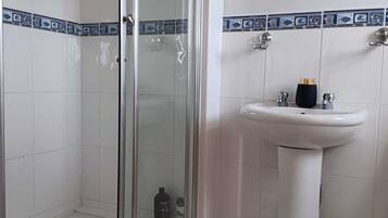 Kamar Double Comfort, pemandangan halaman | Kamar mandi