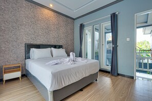 Villa, patio, vue piscine | 4 chambres, coffres-forts dans les chambres, Wi-Fi gratuit