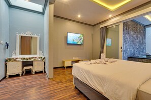 Huvila, patio, näköala uima-altaalle | 4 makuuhuonetta, tallelokero huoneessa, ilmainen Wi-Fi, vuodevaatteet