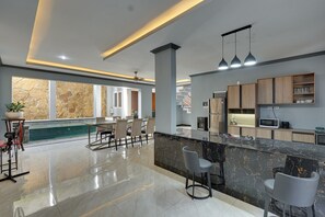 Villa, patio, vista a la alberca | Cocina privada | Comedor 