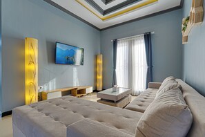 Villa, patio, vue piscine | Coin séjour | TV connectée de 43 pouces avec chaînes numériques, Netflix