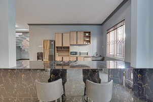 Villa, patio, vistas a la piscina | Cocina privada | Mesa de comedor