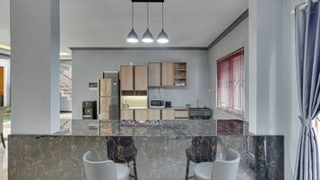 Villa - uteplats - utsikt mot poolen | Eget kök | Matbord