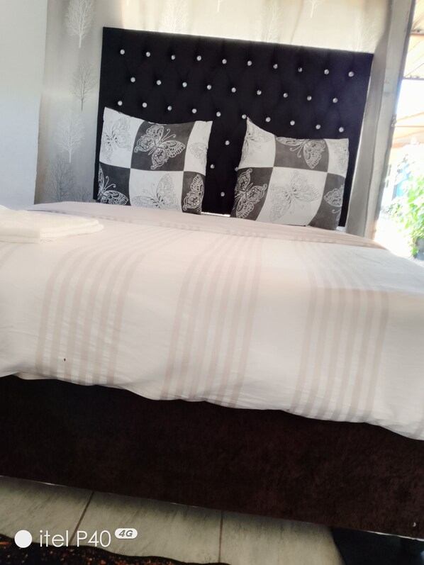 2 bedrooms, iron/ironing board, WiFi, bed sheets - 0688429688 Charming 1 bed room with privatebathroom, WiFi in peaceful Mahikeng (Mahikeng)