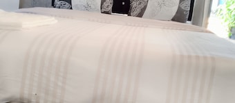 0688429688 Charming 1 bed room with privatebathroom, WiFi in peaceful Mahikeng