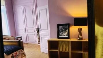 6 slaapkamers, een strijkplank/strijkijzer, wifi, beddengoed