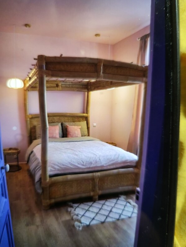 6 bedrooms, iron/ironing board, WiFi, bed sheets