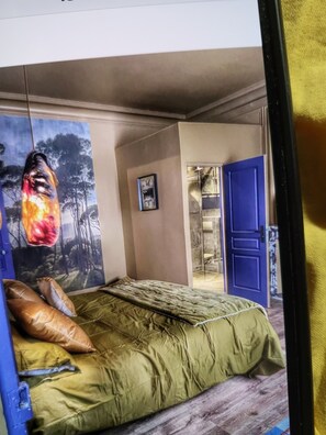 6 bedrooms, iron/ironing board, WiFi, bed sheets