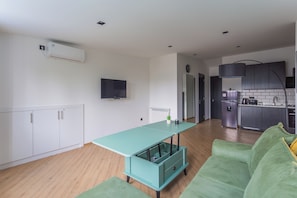 Appartement Deluxe, vue ville | Coin séjour | Télévision