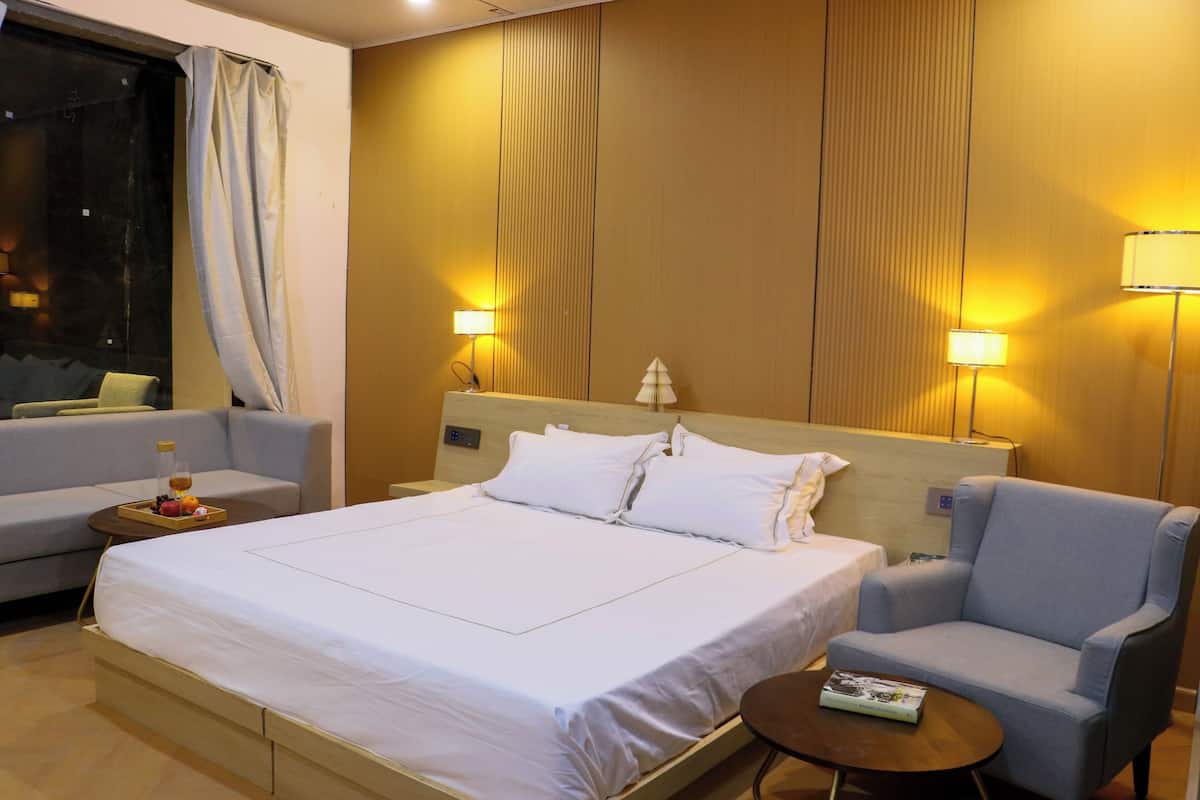 Habitación superior con 1 cama doble o 2 individuales, vistas a la montaña | Zona de estar | Una televisión