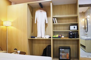 Phòng đôi hoặc 2 giường đơn Superior, quang cảnh núi | Khu phòng khách | TV