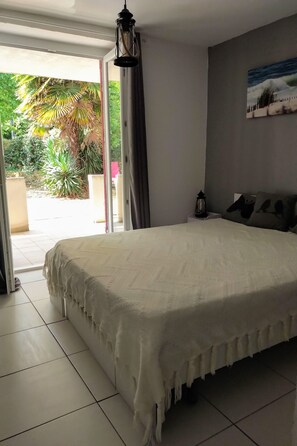 3 habitaciones y tabla de planchar con plancha