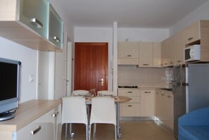 Refrigerador, microondas, parrilla de estufa y cafetera y tetera 