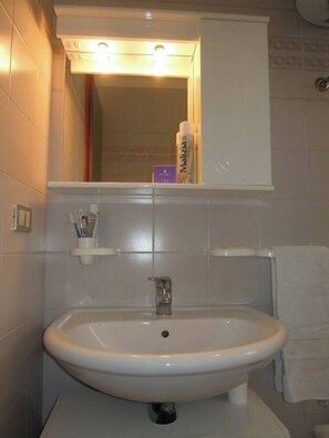 Shower - Spacious apartment with terrace and pool in Bibione (Bibione)