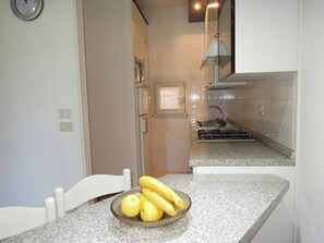 Fridge, microwave, stovetop, high chair - Spacious apartment with terrace and pool in Bibione (Bibione)