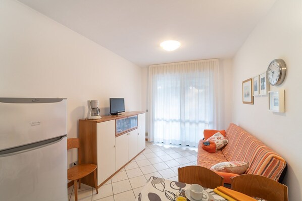 TV - Holiday apartment just steps from the beach (Bibione)