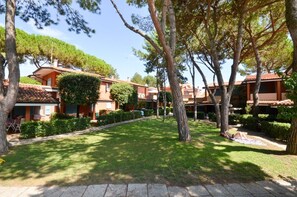 Property grounds - Contemporary house in a quiet residence (Bibione)